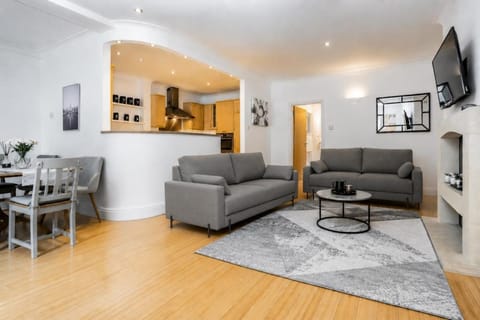 TV and multimedia, Kitchen or kitchenette, Living room, Seating area, Dining area