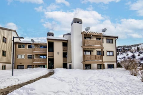 Fully Remodeled Condo Close to Lifts and Bus Stops House in Avon