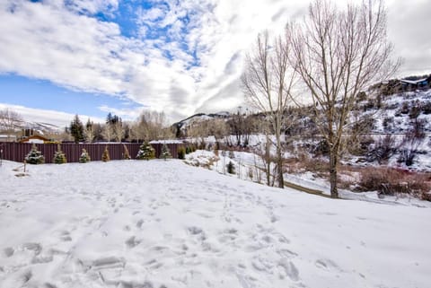 Fully Remodeled Condo Close to Lifts and Bus Stops House in Avon