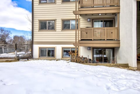 Fully Remodeled Condo Close to Lifts and Bus Stops House in Avon