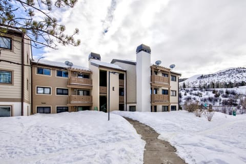 Fully Remodeled Condo Close to Lifts and Bus Stops House in Avon