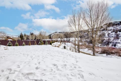 Fully Remodeled Condo Close to Lifts and Bus Stops House in Avon