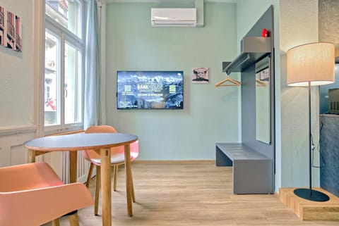 TV and multimedia, Kitchen or kitchenette, Living room, Seating area, Dining area