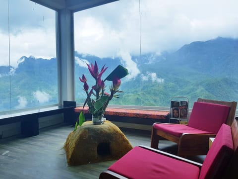 Communal lounge/ TV room, Decorative detail, Mountain view