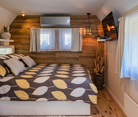 Bed, TV and multimedia, Photo of the whole room, Bedroom, air conditioner