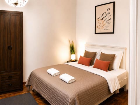 Bed, Photo of the whole room, towels, wardrobe