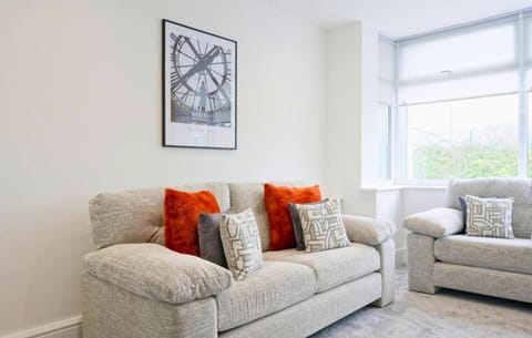 3 Bed House, Free Parking, Garden Apartment in Wigan