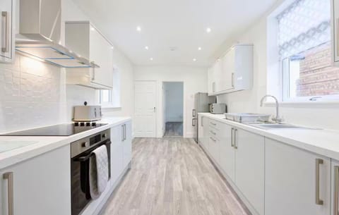 3 Bed House, Free Parking, Garden Apartment in Wigan