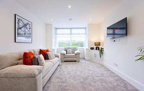 3 Bed House, Free Parking, Garden Apartment in Wigan