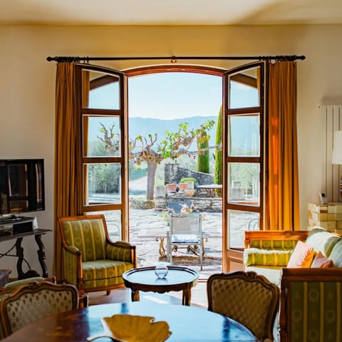 Communal lounge/ TV room, Natural landscape, TV and multimedia, View (from property/room), Seating area, Dining area