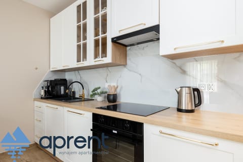 Coffee/tea facilities, Kitchen or kitchenette, stove