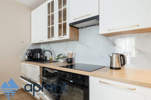 Coffee/tea facilities, Kitchen or kitchenette, dishwasher, stove