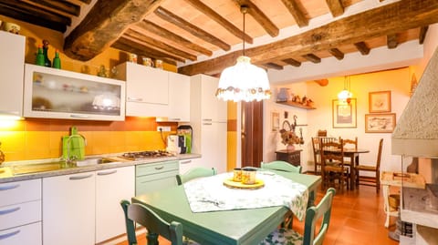 Kitchen or kitchenette, Dining area, stove