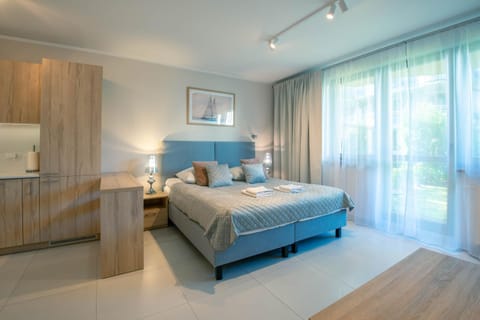 Bed, Photo of the whole room, towels