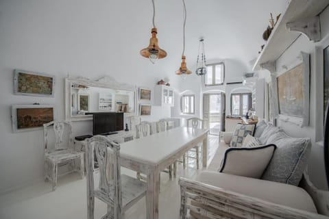 Astrea Suites "Ostria Cave Villa-outdoor Jacuzzi" Villa in Oia