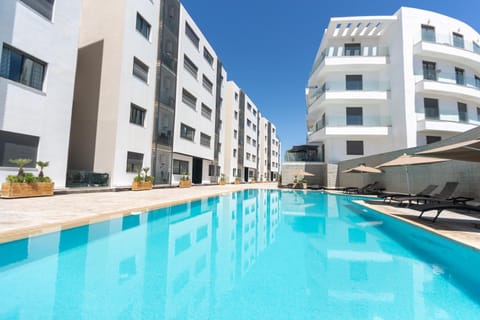 Property building, Patio, Day, Pool view, Swimming pool, sunbed