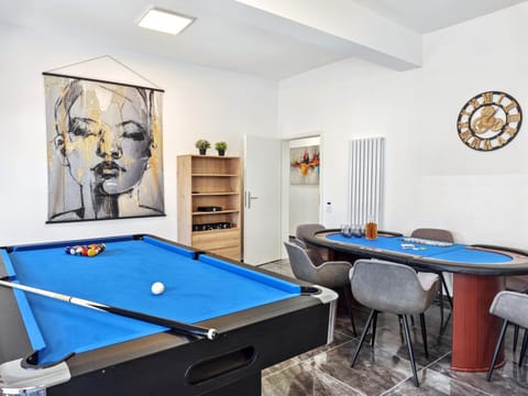 Billiard, Casino, Game Room, Living room