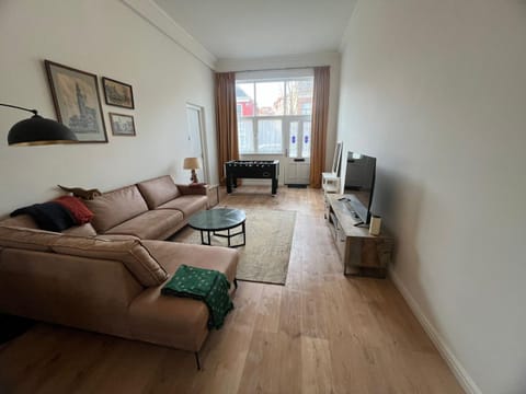 TV and multimedia, Living room, Seating area, Evening entertainment