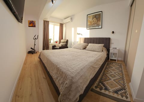 Bed, TV and multimedia, Bedroom, internet, air conditioner