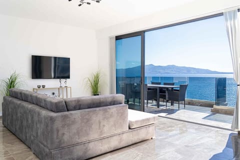 Beachfront luxury Penthouse Apartment in Sarandë