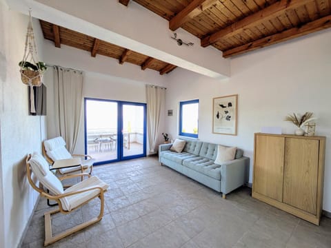 TV and multimedia, Seating area, fireplace