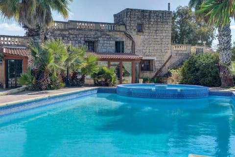 Ta Karag Villa - Countryside Escape - Pool & Tennis Villa in Malta