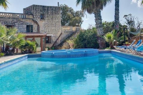 Ta Karag Villa - Countryside Escape - Pool & Tennis Villa in Malta