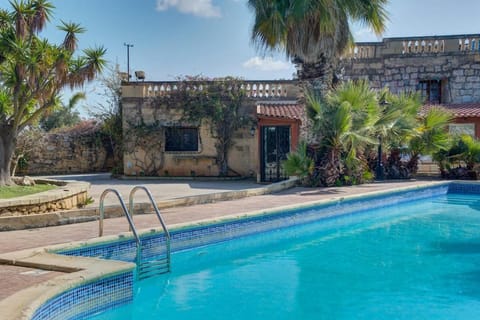 Ta Karag Villa - Countryside Escape - Pool & Tennis Villa in Malta