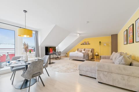 TV and multimedia, Living room, Seating area, Dining area