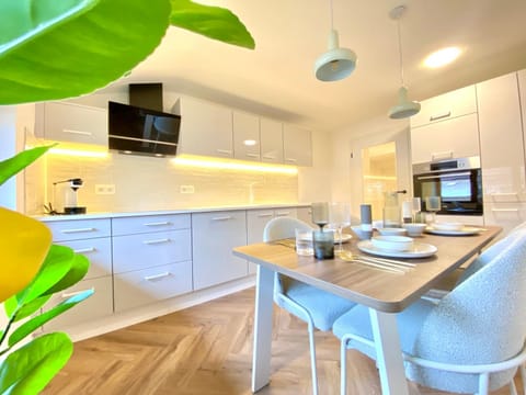 Coffee/tea facilities, Kitchen or kitchenette, Seating area, Dining area, dishwasher, oven, stove, toaster