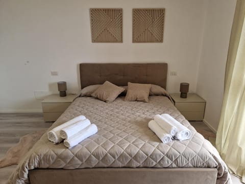 Bed, Bedroom, towels