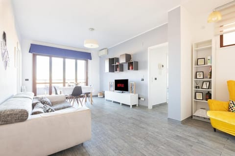 Communal lounge/ TV room, TV and multimedia, Living room, Seating area, Evening entertainment