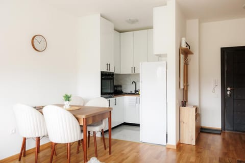 Kitchen or kitchenette, Dining area, oven