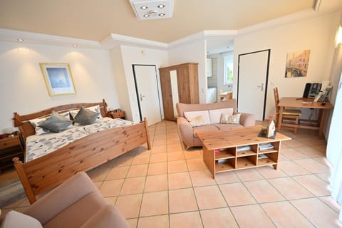 Bed, TV and multimedia, Living room, Photo of the whole room, Seating area, Bedroom