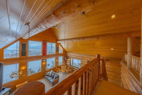 FoxHill Family Lodge Retreat with views from all sides and Hike over a hundred forty acres House in Washington