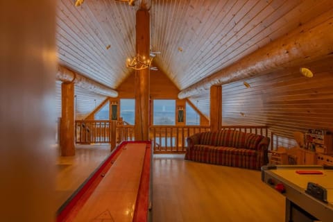 FoxHill Family Lodge Retreat with views from all sides and Hike over a hundred forty acres House in Washington