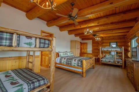 FoxHill Family Lodge Retreat with views from all sides and Hike over a hundred forty acres House in Washington