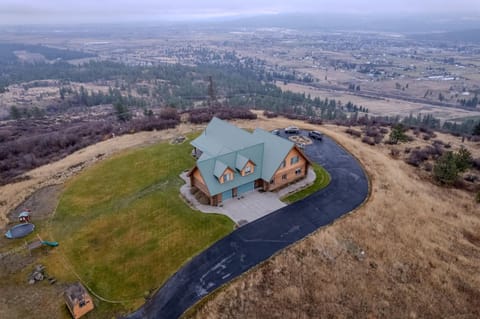 FoxHill Family Lodge Retreat with views from all sides and Hike over a hundred forty acres House in Washington