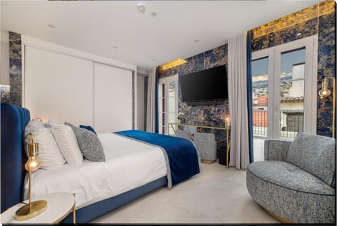 Bed, TV and multimedia, Living room, Photo of the whole room, Seating area, Bedroom