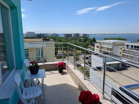 Property building, Neighbourhood, Natural landscape, View (from property/room), Balcony/Terrace, Beach, Lake view, Sea view, Street view, Parking