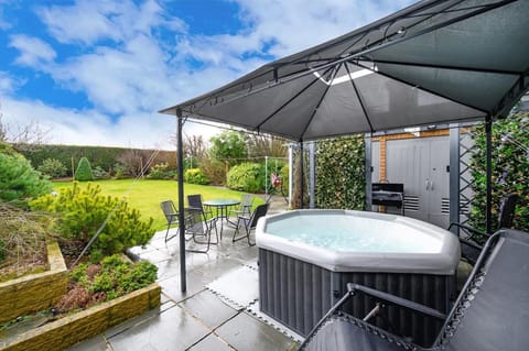 Natural landscape, Garden, Hot Tub, Dining area, Garden view