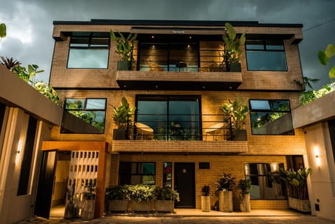 Property building, Facade/entrance, Garden, Balcony/Terrace