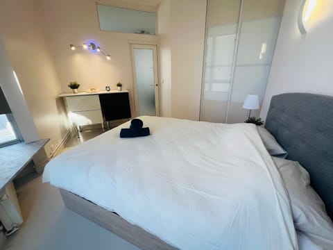 TV and multimedia, Photo of the whole room, Bedroom, towels