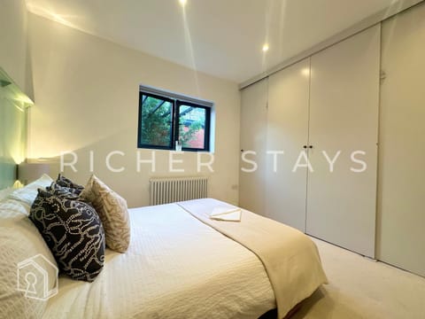 Bed, Photo of the whole room, Bedroom, Text overlay