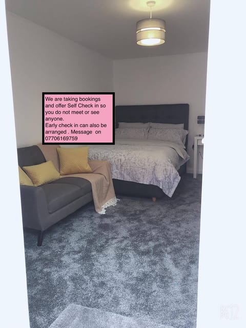 Flat 2 - Entire Modern Two Bedrooms home with en-suite & free parking close to QMC, City centre and Notts uni - Self check in Bed and Breakfast in Nottingham