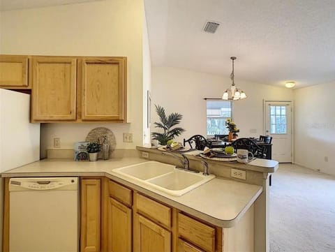 Cozy home, Right Next Door to Lake Sumter Square! House in Lady Lake