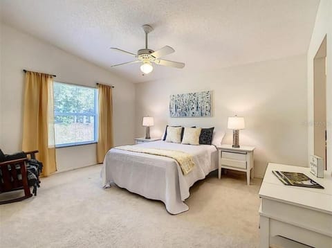 Cozy home, Right Next Door to Lake Sumter Square! House in Lady Lake