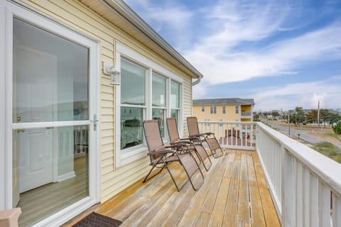 Walk to Shore Multi-Deck Townhome in Kure Beach! House in Kure Beach