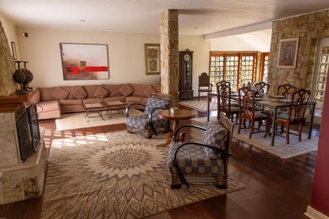 Living room, Spa and wellness centre/facilities, Seating area, Dining area