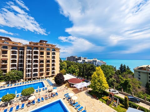 Property building, Natural landscape, Sea view, Swimming pool, sunbed